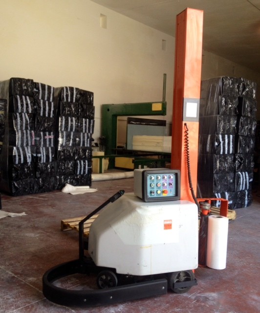 Robot Calia.jpg Robot fasciapallet usato - Fabbrica imbottiti - Gravina (BA)